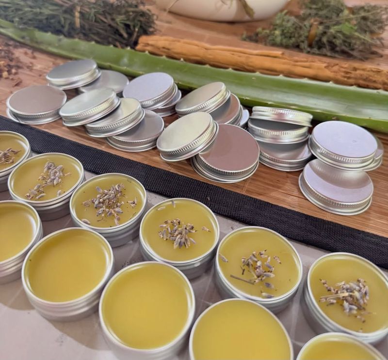 Latinhas de bálsamo amarelo com lavanda