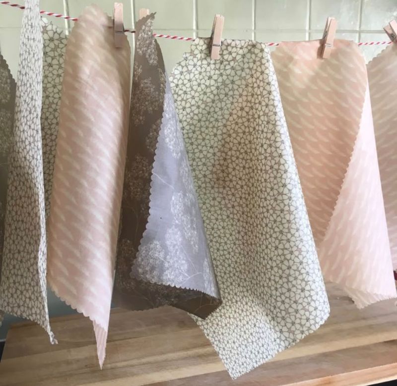Tecidos de cera estampados pendurados no varal
