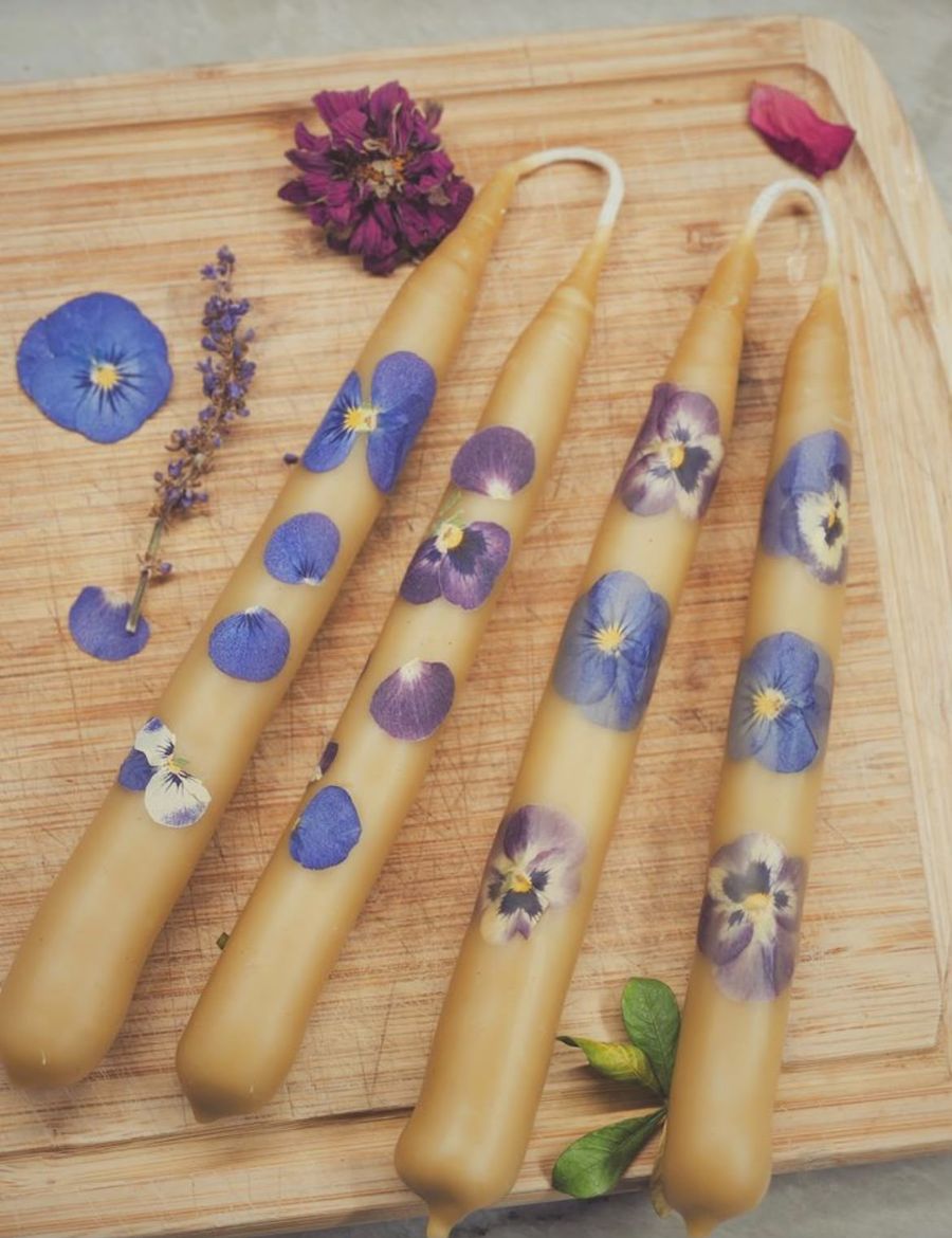 Velas lisas decoradas com flores prensadas azuis e roxas