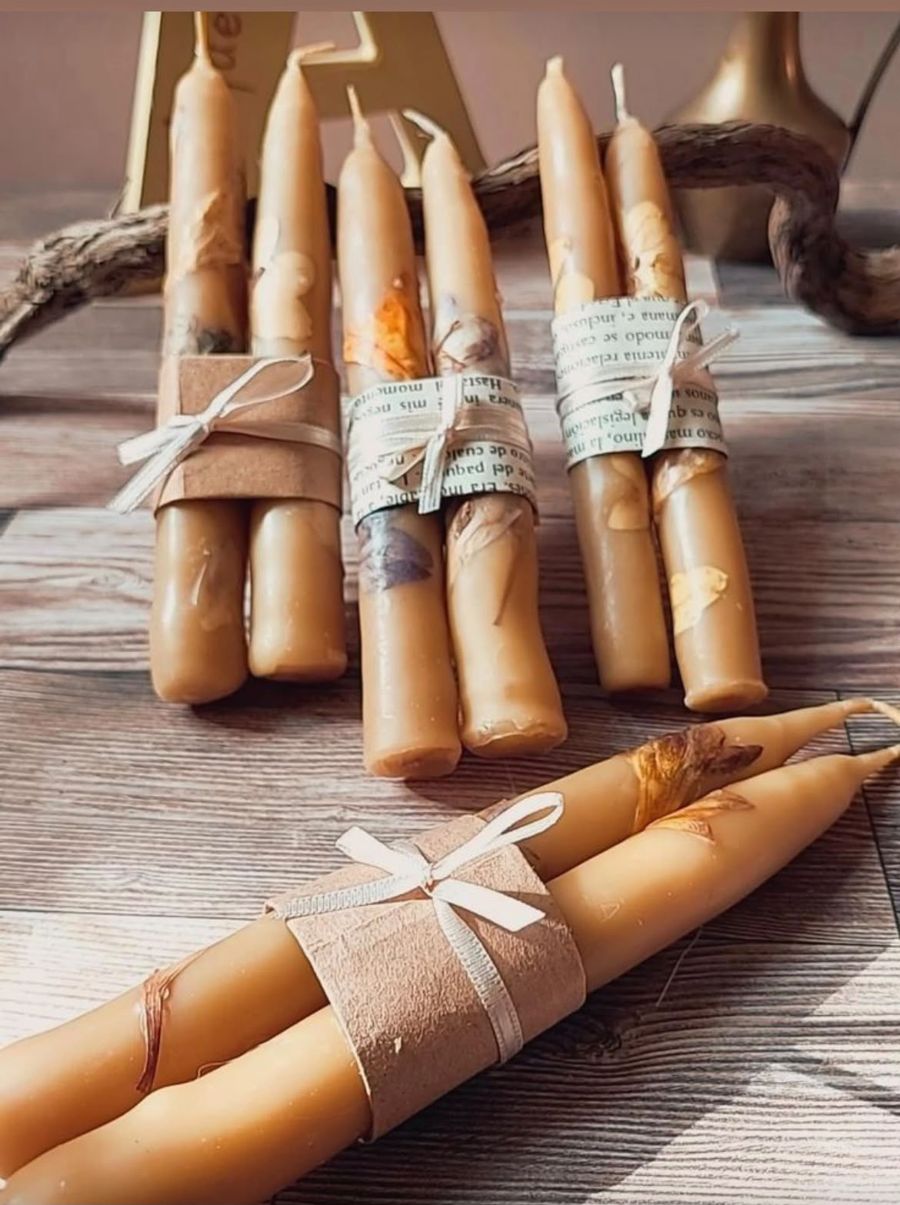 Velas finas embrulhadas em papel e fita